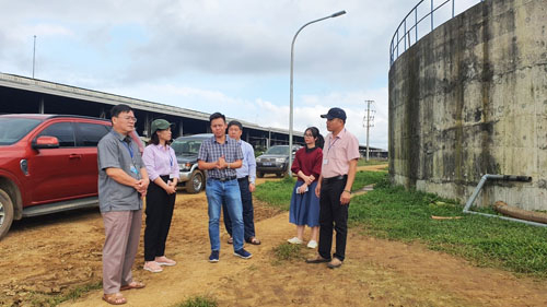 Ban Kinh tế - Ngân sách HĐND tỉnh Phú Yên khảo sát tình trạng xả thải gây ô nhiễm môi trường của các trang trại chăn nuôi trên địa bàn huyện Sơn Hòa - ẢNH QUỲNH AN